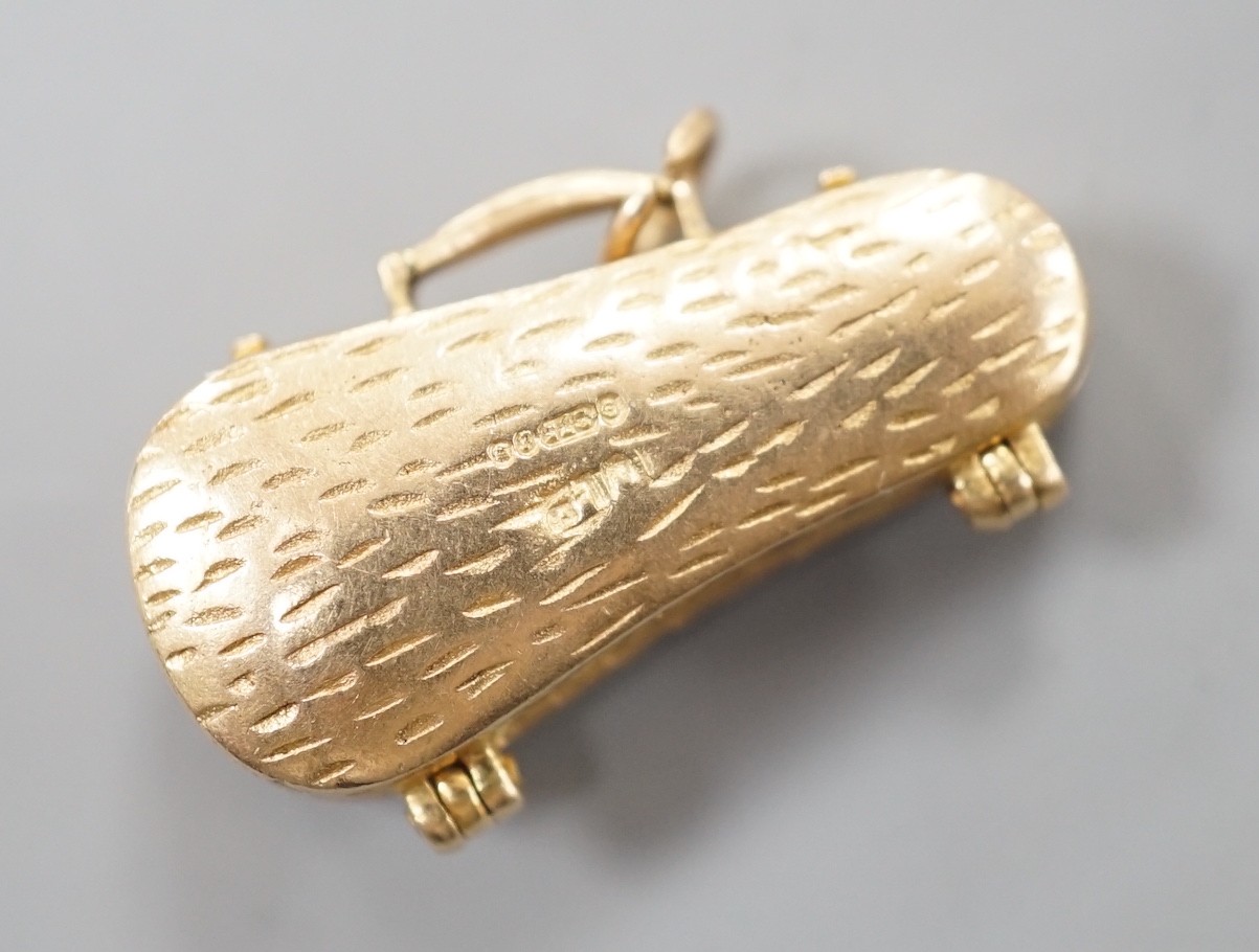 A modern 9ct gold charm, modelled as a violin in case, 26mm, 6.1 grams.